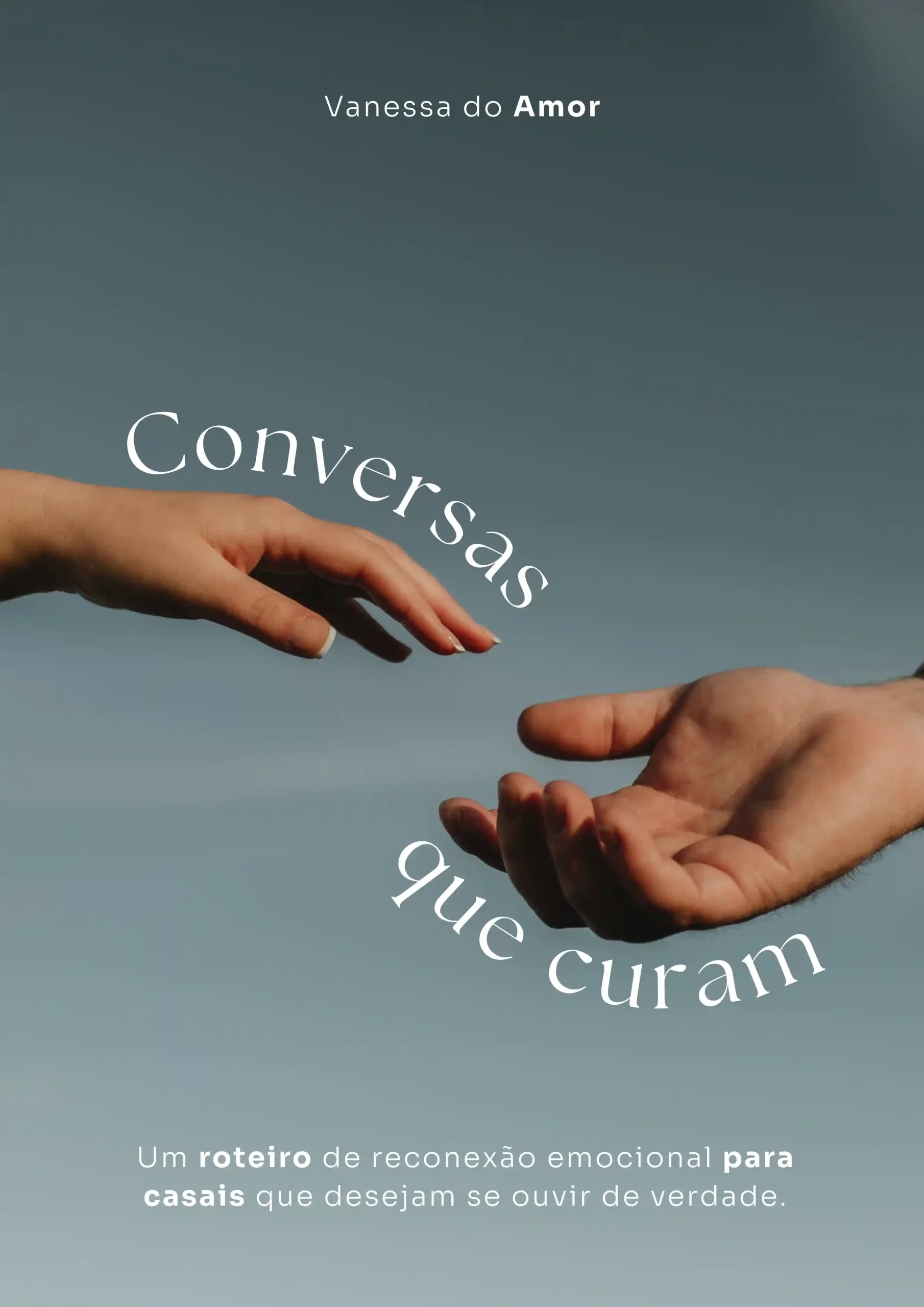 Casal conversando abraçado no sofá