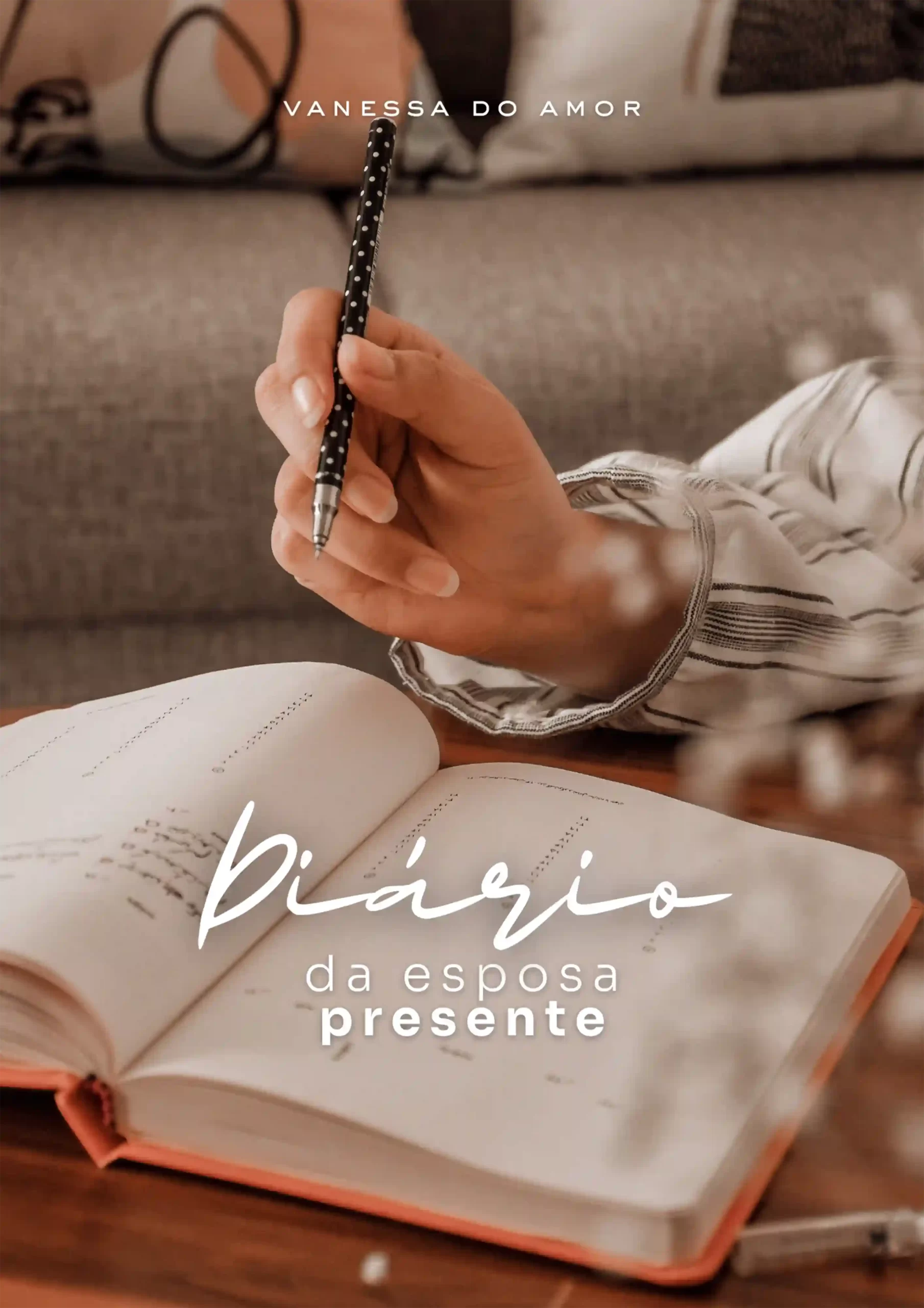 Caderno do Diário da Esposa Presente sobre uma mesa